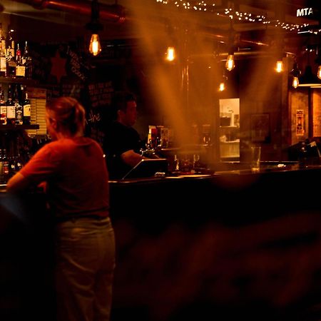 Отель Beer Deluxe Олбери Экстерьер фото